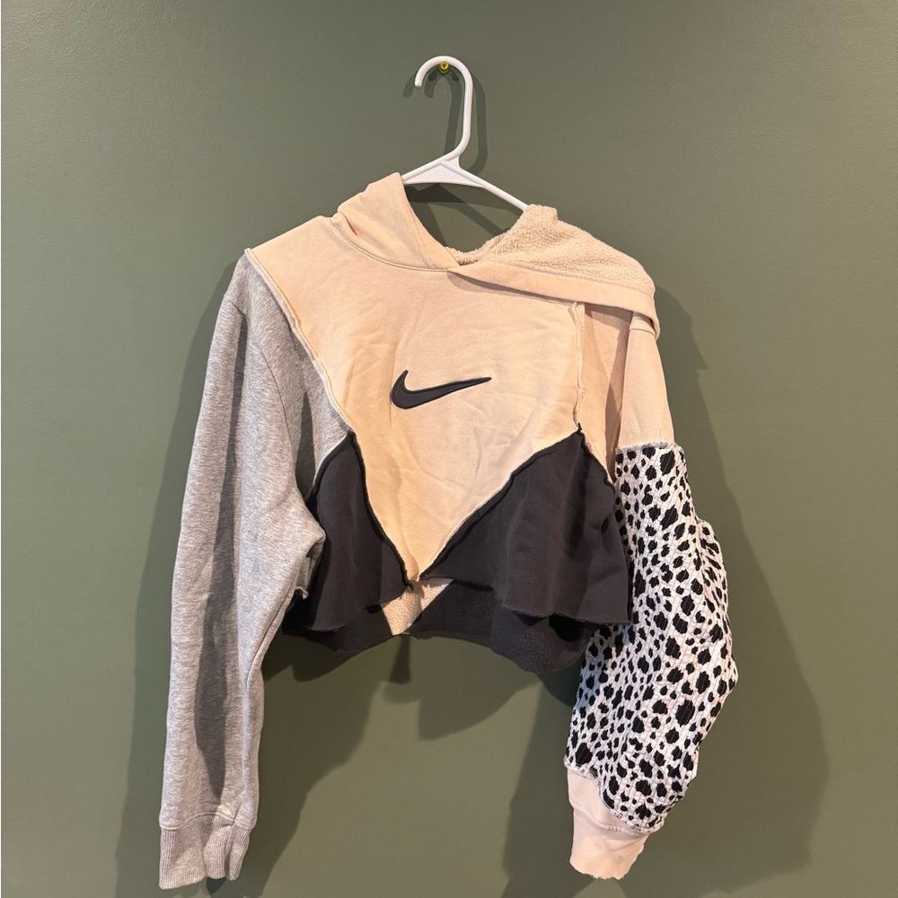 NWOT Nike Tri-Tone Cropped Hoodie with Patterned Sleeve. Never worn